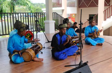 SELANGOR, MALAYSIA - 17 ARALIK 2016: Bir adam nafiri oynuyor. Nafiri sadece Malezya 'nın nobat orkestralarında bulunan bir tür trompettir..