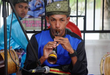 SELANGOR, MALAYSIA - 07 Aralık 2016: Yetişkin bir erkek grubu nobat oynuyor. Nobat, Malay Kraliyet Töreni için bir müzik enstrümanı grubudur.. 