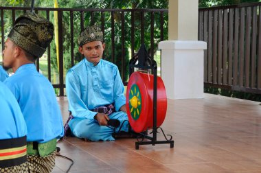 SELANGOR, MALAYSIA - 07 ARALIK 2016: Bir adam gong oynuyor. Geleneksel Malezya gongu normalde kraliyet töreninde çalınır.. 
