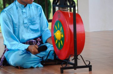 SELANGOR, MALAYSIA - 07 ARALIK 2016: Bir adam gong oynuyor. Geleneksel Malezya gongu normalde kraliyet töreninde çalınır.. 