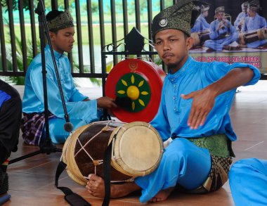 SELANGOR, MALAYSIA - 07 Aralık 2016: Jandang oynayan bir adam. Gendang, ahşap ve bufalo derisinden yapılmış geleneksel Malezya müziğidir.. 