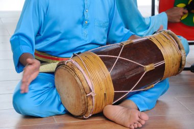 SELANGOR, MALAYSIA - 07 Aralık 2016: Jandang oynayan bir adam. Gendang, ahşap ve bufalo derisinden yapılmış geleneksel Malezya müziğidir.. 