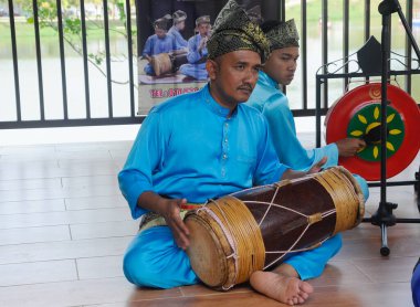 SELANGOR, MALAYSIA - 07 Aralık 2016: Jandang oynayan bir adam. Gendang, ahşap ve bufalo derisinden yapılmış geleneksel Malezya müziğidir.. 