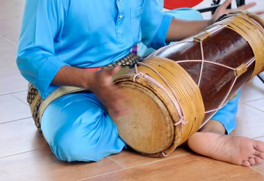 SELANGOR, MALAYSIA - 07 Aralık 2016: Jandang oynayan bir adam. Gendang, ahşap ve bufalo derisinden yapılmış geleneksel Malezya müziğidir.. 