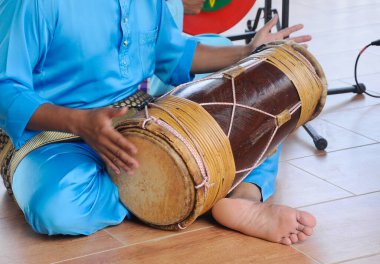 SELANGOR, MALAYSIA - 07 Aralık 2016: Jandang oynayan bir adam. Gendang, ahşap ve bufalo derisinden yapılmış geleneksel Malezya müziğidir.. 