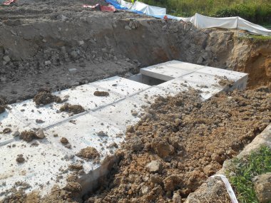 SENDAYAN, MALAYSIA -HAZİRAN 27 Ocak 2017: Malezya 'nın Sendayan kentindeki inşaat sahasında inşaat halindeki yeraltı beton drenajı. 