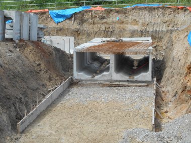 SENDAYAN, MALAYSIA -HAZİRAN 27 Ocak 2017: Malezya 'nın Sendayan kentindeki inşaat sahasında inşaat halindeki yeraltı beton drenajı. 