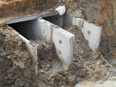 SENDAYAN, MALAYSIA -HAZİRAN 27 Ocak 2017: Malezya 'nın Sendayan kentindeki inşaat sahasında inşaat halindeki yeraltı beton drenajı. 