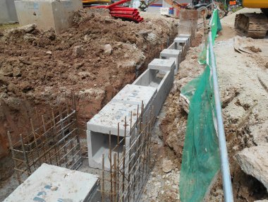 SENDAYAN, MALAYSIA -HAZİRAN 27 Ocak 2017: Malezya 'nın Sendayan kentindeki inşaat sahasında inşaat halindeki yeraltı beton drenajı. 