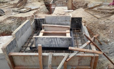 SENDAYAN, MALAYSIA -HAZİRAN 27 Ocak 2017: Malezya 'nın Sendayan kentindeki inşaat sahasında inşaat halindeki yeraltı beton drenajı. 