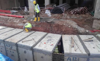 SENDAYAN, MALAYSIA -HAZİRAN 27 Ocak 2017: Malezya 'nın Sendayan kentindeki inşaat sahasında inşaat halindeki yeraltı beton drenajı. 
