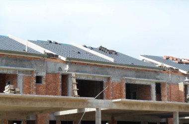 SENDAYAN, MALAYSIA - 27 HAZİRAN 2017: Malezya 'nın Sendayan kentinde yapım aşamasında olan iki katlı lüks teras evinin perdesi.  