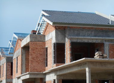 SENDAYAN, MALAYSIA - 27 HAZİRAN 2017: Malezya 'nın Sendayan kentinde yapım aşamasında olan iki katlı lüks teras evinin perdesi.  