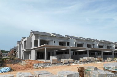 SENDAYAN, MALAYSIA - 27 HAZİRAN 2017: Malezya 'nın Sendayan kentinde yapım aşamasında olan iki katlı lüks teras evinin perdesi.  