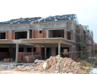 SENDAYAN, MALAYSIA - 27 HAZİRAN 2017: Malezya 'nın Sendayan kentinde yapım aşamasında olan iki katlı lüks teras evinin perdesi.  