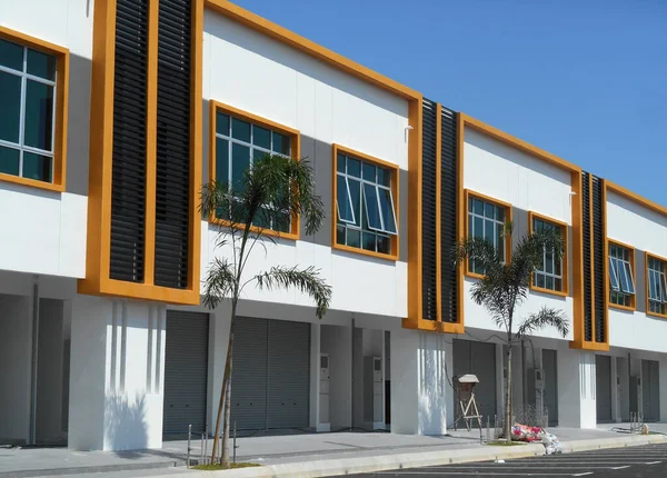 Seremban, Malezya - 25 Ocak 2017: Seremban, Malezya 'da iki katlı renkli ticari dükkan alanı. Bina hala boş ve kiracı veya ev sahibinin taşınmasını bekliyor..   