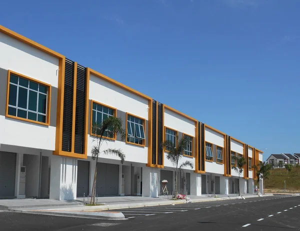 Seremban, Malezya - 25 Ocak 2017: Seremban, Malezya 'da iki katlı renkli ticari dükkan alanı. Bina hala boş ve kiracı veya ev sahibinin taşınmasını bekliyor..   