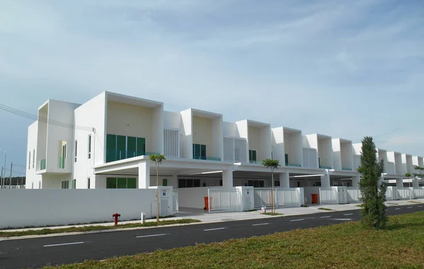 SENDAYAN, MALAYSIA - 26 HAZİRAN 2017: Sendayan, Malezya 'da iki katlı lüks teras evi cephesi.  