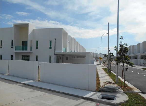 SENDAYAN, MALAYSIA - 26 HAZİRAN 2017: Sendayan, Malezya 'da iki katlı lüks teras evi cephesi.  