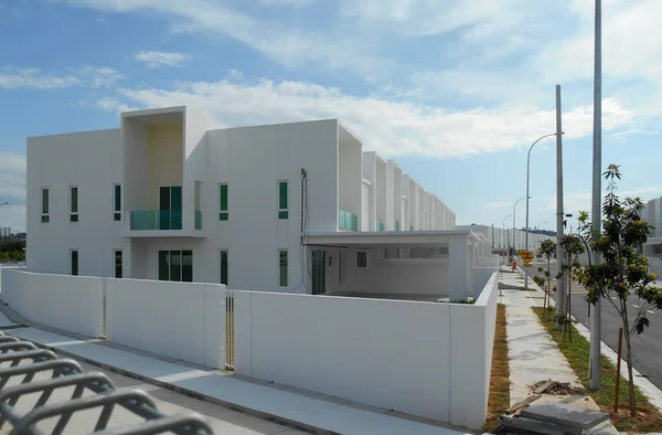 SENDAYAN, MALAYSIA - 26 HAZİRAN 2017: Sendayan, Malezya 'da iki katlı lüks teras evi cephesi.  
