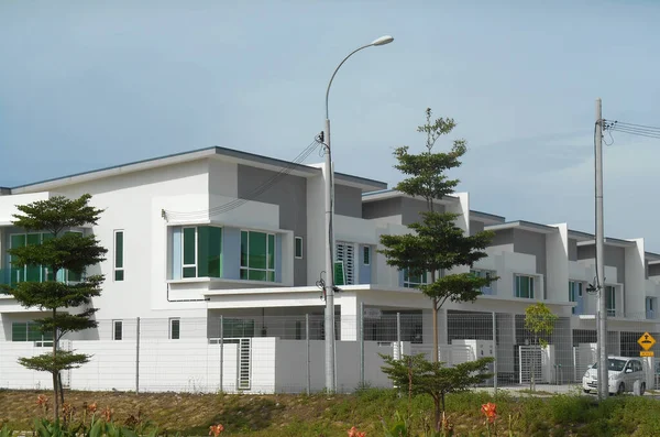 SENDAYAN, MALAYSIA - 26 HAZİRAN 2017: Sendayan, Malezya 'da iki katlı lüks teras evi cephesi.  