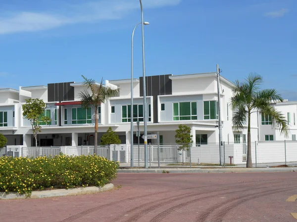 SENDAYAN, MALAYSIA - 26 HAZİRAN 2017: Sendayan, Malezya 'da iki katlı lüks teras evi cephesi.  