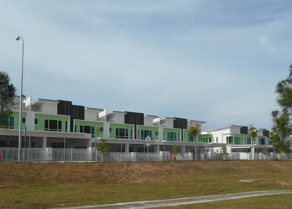SENDAYAN, MALAYSIA - 26 HAZİRAN 2017: Sendayan, Malezya 'da iki katlı lüks teras evi cephesi.  