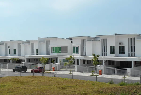 Seremban, Malezya - 25 Ocak 2017: Seremban, Malezya 'da iki katlı renkli ticari dükkan alanı. Bina hala boş ve kiracı veya ev sahibinin taşınmasını bekliyor..   