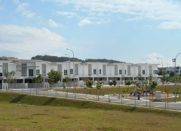 SENDAYAN, MALAYSIA - 26 HAZİRAN 2017: Sendayan, Malezya 'da iki katlı lüks teras evi cephesi.  