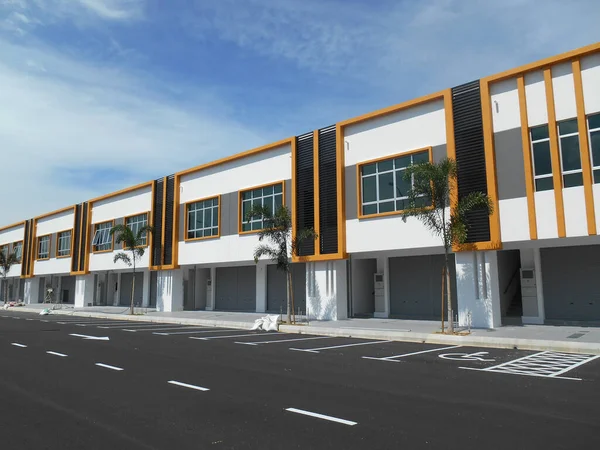 Seremban, Malezya - 25 Ocak 2017: Seremban, Malezya 'da iki katlı renkli ticari dükkan alanı. Bina hala boş ve kiracı veya ev sahibinin taşınmasını bekliyor..   