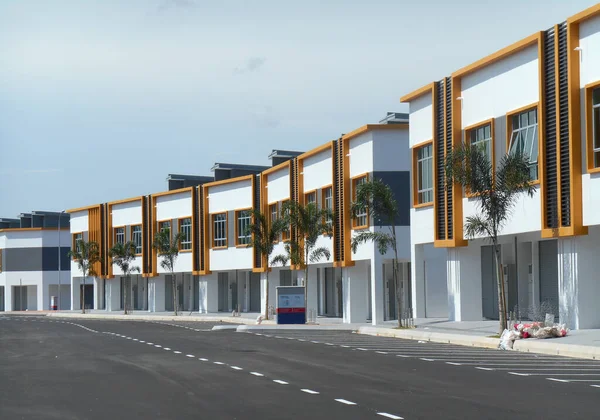 Seremban, Malezya - 25 Ocak 2017: Seremban, Malezya 'da iki katlı renkli ticari dükkan alanı. Bina hala boş ve kiracı veya ev sahibinin taşınmasını bekliyor..   