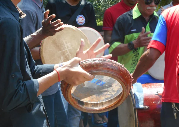 JASIN, MALAYSIA - 18 ARALIK 2017: Kompang müzik çalar grubu. Kompang Malezya 'da geleneksel Malezya düğününde çalınan geleneksel bir Malezya davuludur..