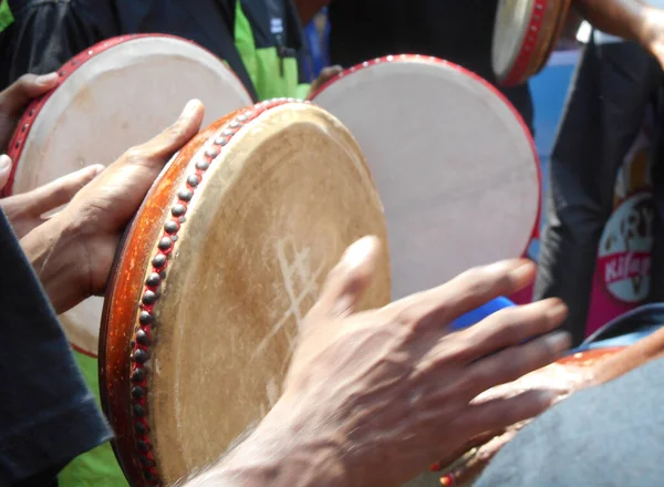 JASIN, MALAYSIA - 18 ARALIK 2017: Kompang müzik çalar grubu. Kompang Malezya 'da geleneksel Malezya düğününde çalınan geleneksel bir Malezya davuludur..