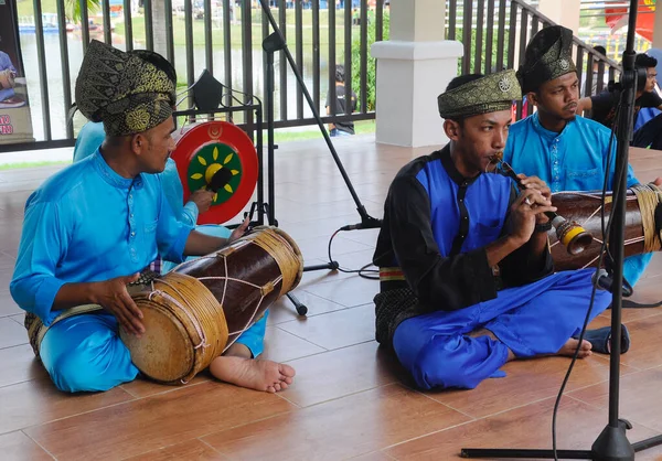 SELANGOR, MALAYSIA - 07 Aralık 2016: Yetişkin bir erkek grubu nobat oynuyor. Nobat, Malay Kraliyet Töreni için bir müzik enstrümanı grubudur.. 