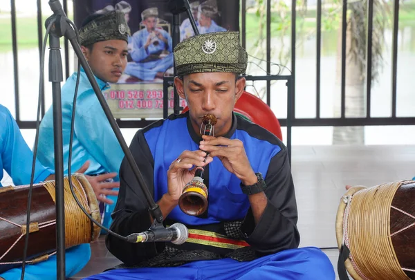 SELANGOR, MALAYSIA - 17 ARALIK 2016: Bir adam nafiri oynuyor. Nafiri sadece Malezya 'nın nobat orkestralarında bulunan bir tür trompettir..