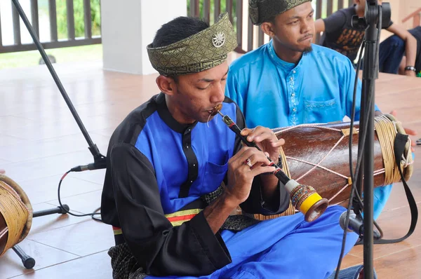 SELANGOR, MALAYSIA - 17 ARALIK 2016: Bir adam nafiri oynuyor. Nafiri sadece Malezya 'nın nobat orkestralarında bulunan bir tür trompettir..
