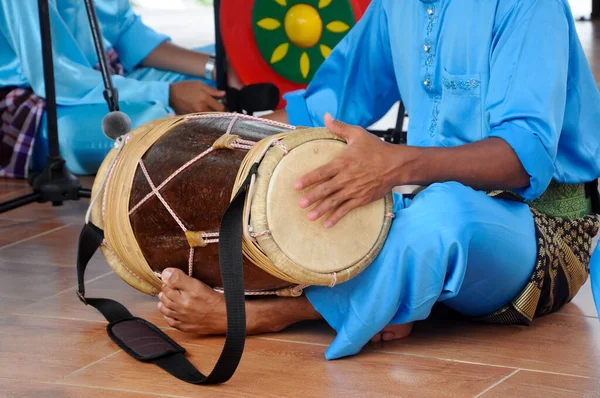 SELANGOR, MALAYSIA - 07 Aralık 2016: Jandang oynayan bir adam. Gendang, ahşap ve bufalo derisinden yapılmış geleneksel Malezya müziğidir.. 