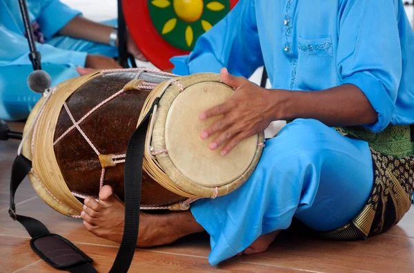 SELANGOR, MALAYSIA - 07 Aralık 2016: Jandang oynayan bir adam. Gendang, ahşap ve bufalo derisinden yapılmış geleneksel Malezya müziğidir.. 