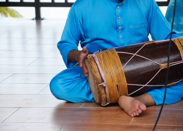 SELANGOR, MALAYSIA - 07 Aralık 2016: Jandang oynayan bir adam. Gendang, ahşap ve bufalo derisinden yapılmış geleneksel Malezya müziğidir.. 