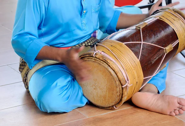 SELANGOR, MALAYSIA - 07 Aralık 2016: Jandang oynayan bir adam. Gendang, ahşap ve bufalo derisinden yapılmış geleneksel Malezya müziğidir.. 