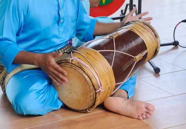 SELANGOR, MALAYSIA - 07 Aralık 2016: Jandang oynayan bir adam. Gendang, ahşap ve bufalo derisinden yapılmış geleneksel Malezya müziğidir.. 