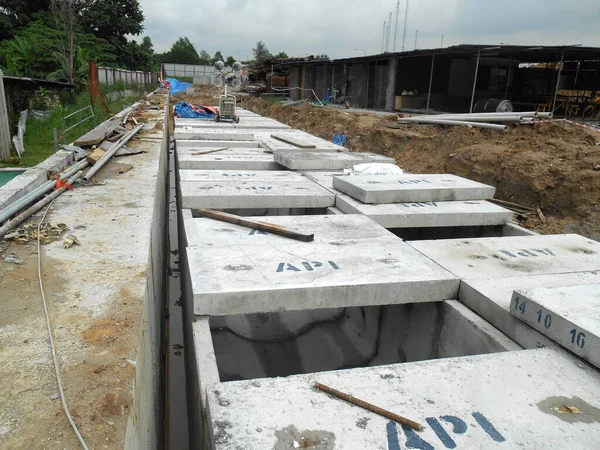 SENDAYAN, MALAYSIA -HAZİRAN 27 Ocak 2017: Malezya 'nın Sendayan kentindeki inşaat sahasında inşaat halindeki yeraltı beton drenajı. 