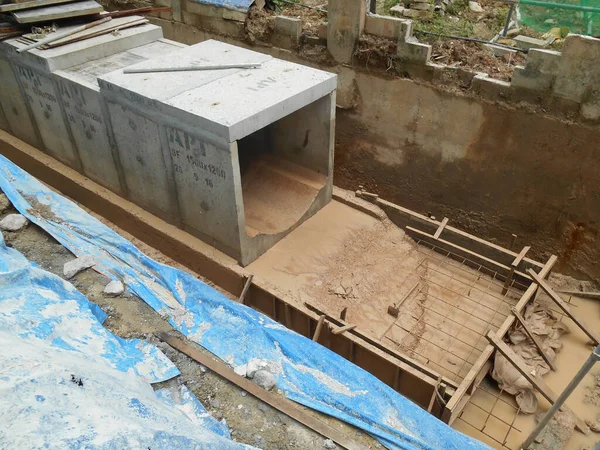 SENDAYAN, MALAYSIA -HAZİRAN 27 Ocak 2017: Malezya 'nın Sendayan kentindeki inşaat sahasında inşaat halindeki yeraltı beton drenajı. 