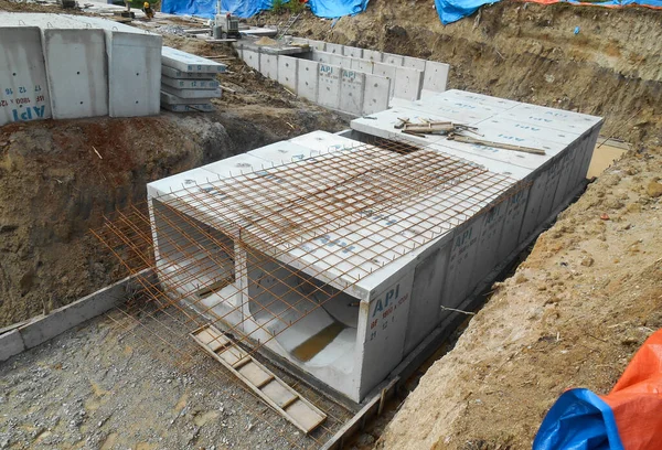 SENDAYAN, MALAYSIA -HAZİRAN 27 Ocak 2017: Malezya 'nın Sendayan kentindeki inşaat sahasında inşaat halindeki yeraltı beton drenajı. 