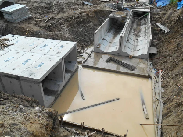 SENDAYAN, MALAYSIA -HAZİRAN 27 Ocak 2017: Malezya 'nın Sendayan kentindeki inşaat sahasında inşaat halindeki yeraltı beton drenajı. 