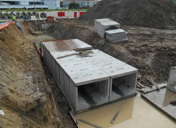 SENDAYAN, MALAYSIA -HAZİRAN 27 Ocak 2017: Malezya 'nın Sendayan kentindeki inşaat sahasında inşaat halindeki yeraltı beton drenajı. 