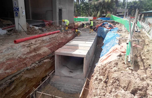 SENDAYAN, MALAYSIA -HAZİRAN 27 Ocak 2017: Malezya 'nın Sendayan kentindeki inşaat sahasında inşaat halindeki yeraltı beton drenajı. 