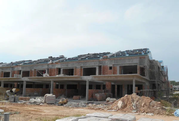 SENDAYAN, MALAYSIA - 27 HAZİRAN 2017: Malezya 'nın Sendayan kentinde yapım aşamasında olan iki katlı lüks teras evinin perdesi.  