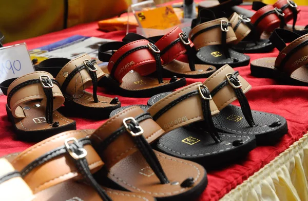 PUTRAJAYA, MALAYSIA -29 HAZİRAN 2017: Malezya geleneksel ayakkabıları orijinal hayvan derisinden yapılmıştır. İnsan için el yapımı ve özel tasarım. 