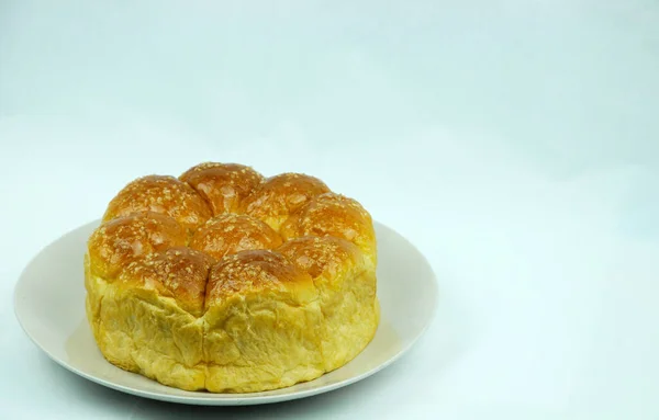 Zole Edilmiş Yuvarlak Şekil Bir Somun Ekmek Beyaz Arka Planda — Stok fotoğraf